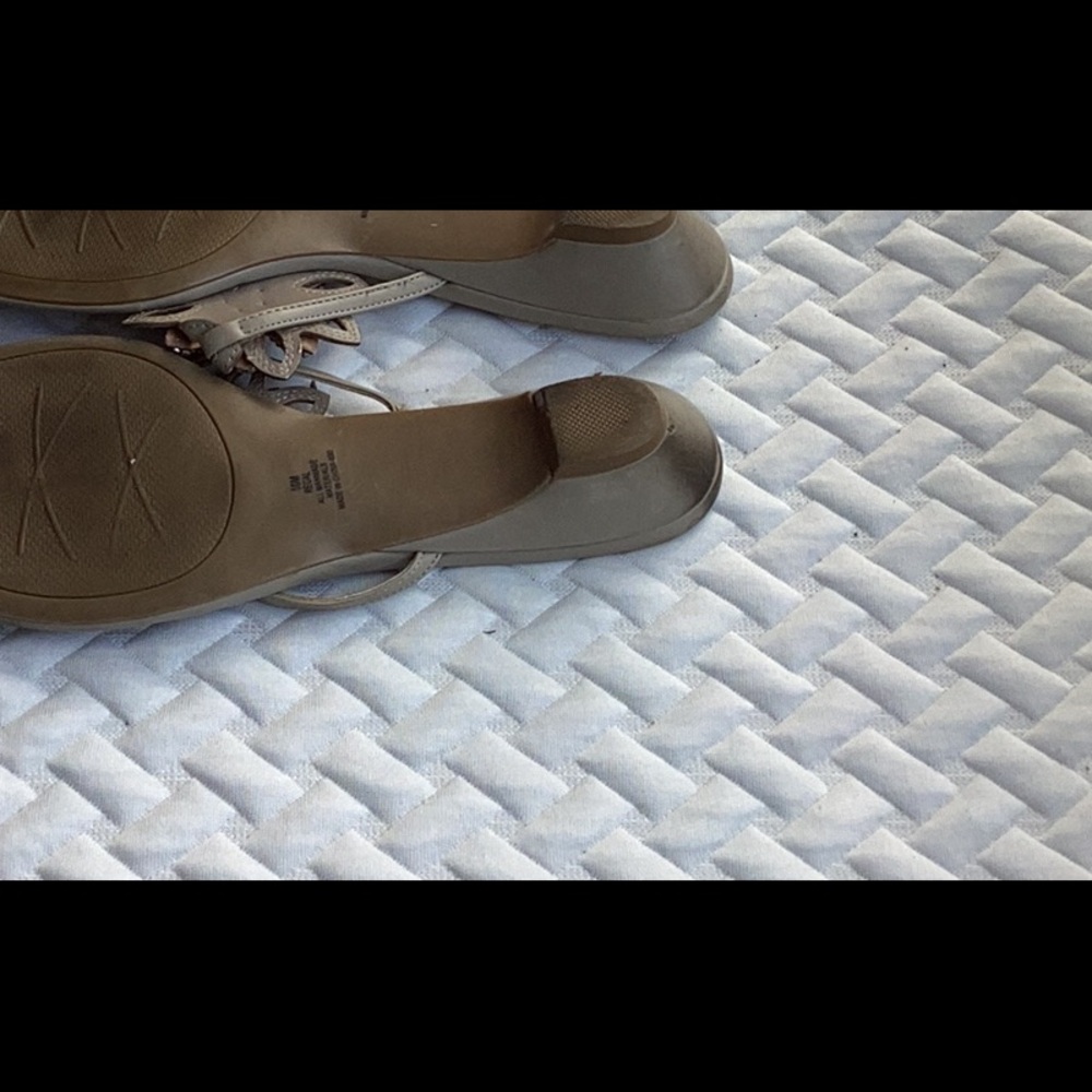 Impo Women's Metallic Sandals with Floral Accent size 10 - Picture 5 of 5